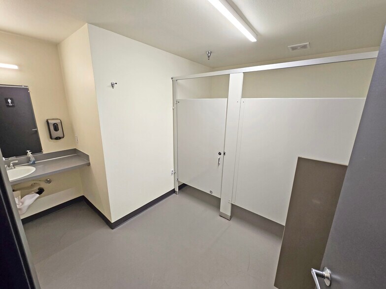 More Photos Of 9226 NE Highway 99, Vancouver Unknown For Lease
