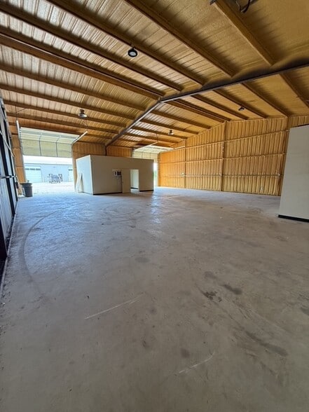 More Photos Of 5823 Acton Cir, Granbury Warehouse For Lease