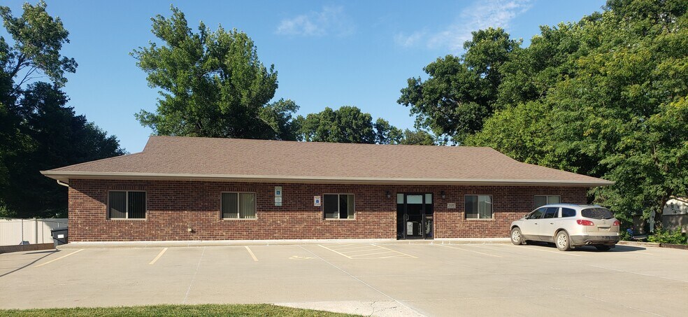 More Photos Of 108 E 38th St, Sioux Falls Office Residential For Lease