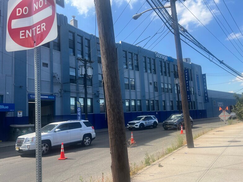 More Photos Of 425 Ferry St, Newark Self Storage For Lease
