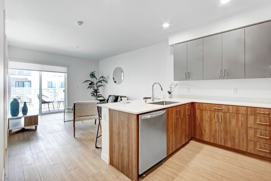 More Photos Of 6625 Reseda Blvd, Reseda Apartments For Lease