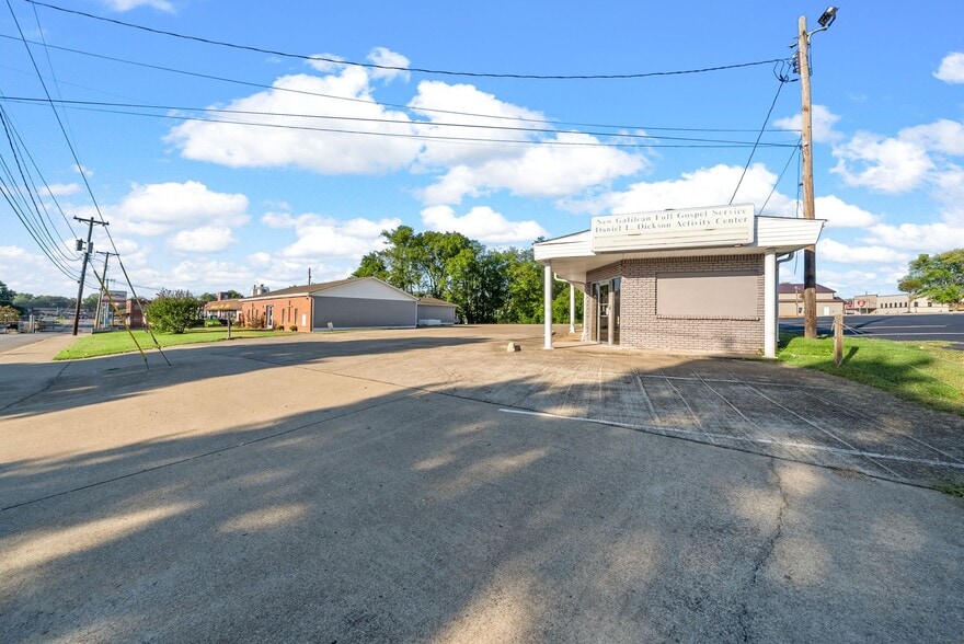 More Photos Of 124 10th St, Clarksville Flex For Sale