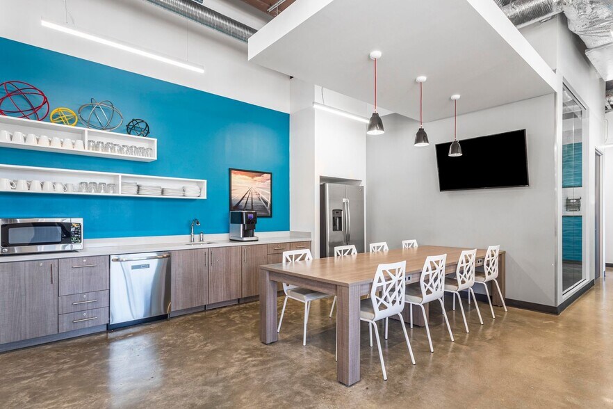 More Photos Of 1901 Manhattan Blvd, Harvey Coworking Space