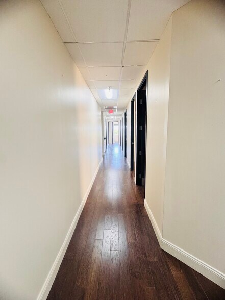 More Photos Of 21731 Ventura Blvd, Woodland Hills Medical For Lease
