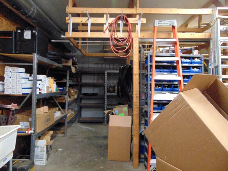 More Photos Of 907 N Vincennes Ave, Petersburg Loft Creative Space For Sale