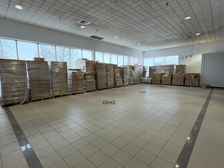 More Photos Of 1200 Pl Nobel, Boucherville General Retail For Lease