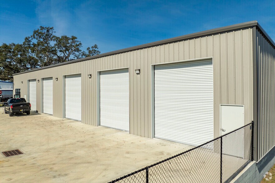 More Photos Of 9203 N 19th St, Tampa Light Distribution For Lease