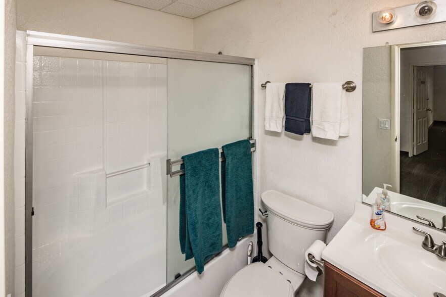 More Photos Of 951 Lake Havasu Ave N, Lake Havasu City Showroom For Sale