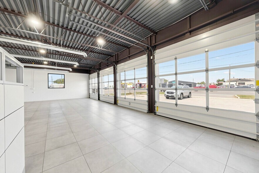More Photos Of 1502 Speers Rd, Oakville Auto Repair For Lease