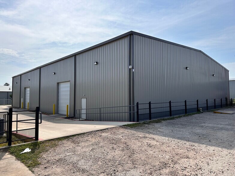 More Photos Of 2614 Industrial Ln, Conroe Warehouse For Sale