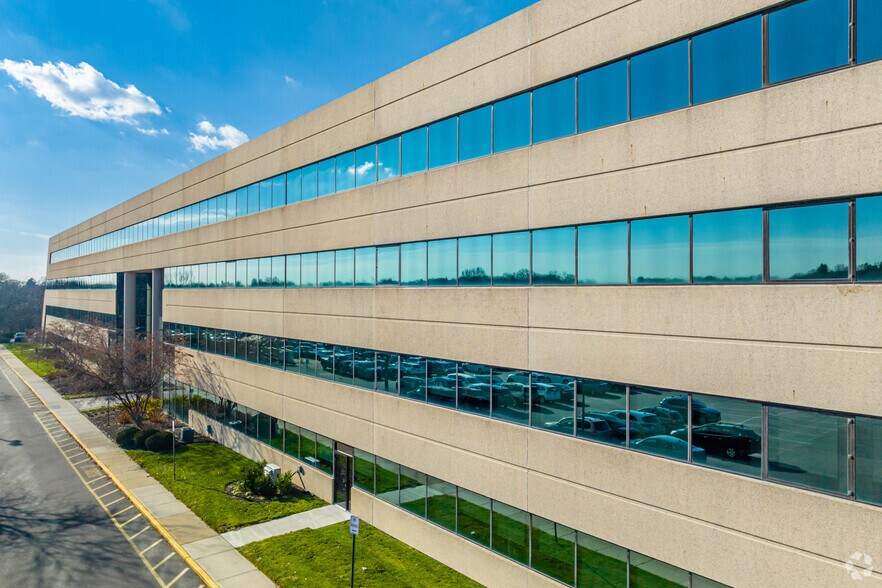 More Photos Of 1000 Woodbury Rd, Woodbury Office For Lease
