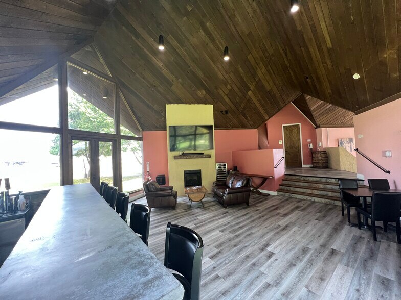 More Photos Of 10804 Wilkshire Blvd, Bolivar Office For Sale