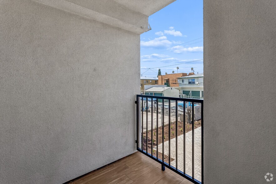 More Photos Of 833 W 84th St, Los Angeles Apartments For Sale