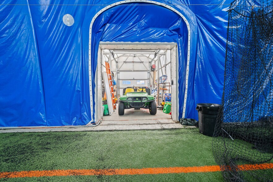 More Photos Of 901 Cannon Rd S, Dundas Sports And Entertainment For Sale