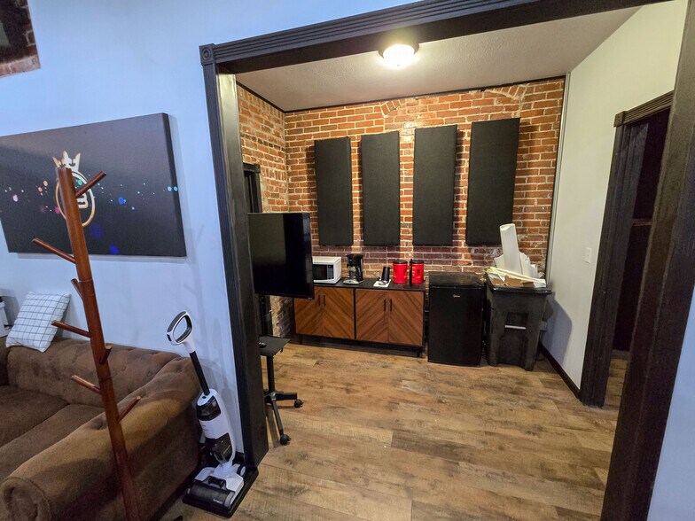 More Photos Of 410 Court St, Vienna Storefront Retail Residential For Sale