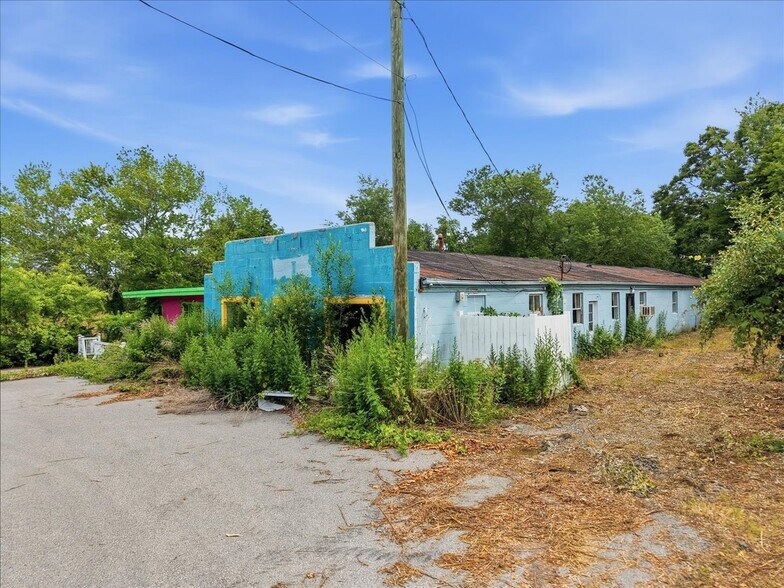 More Photos Of 16 Stonington Rd, Mystic Storefront For Sale