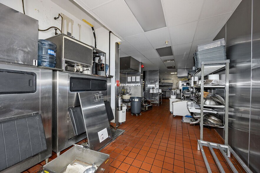 More Photos Of 11340 Princeton Pike, Cincinnati Restaurant For Lease