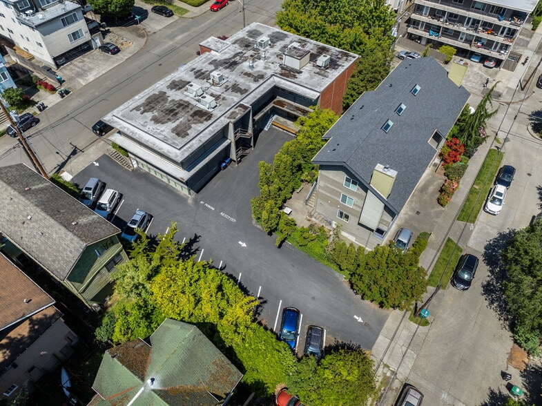More Photos Of 4444 Woodland Park Ave N, Seattle Medical For Sale