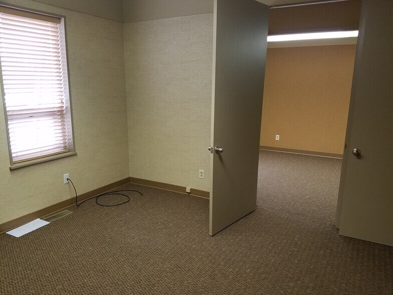More Photos Of 2310 E Oakland Ave, Bloomington Office For Lease