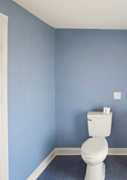 More Photos Of 615 E Main St, Scottsville Flex For Sale