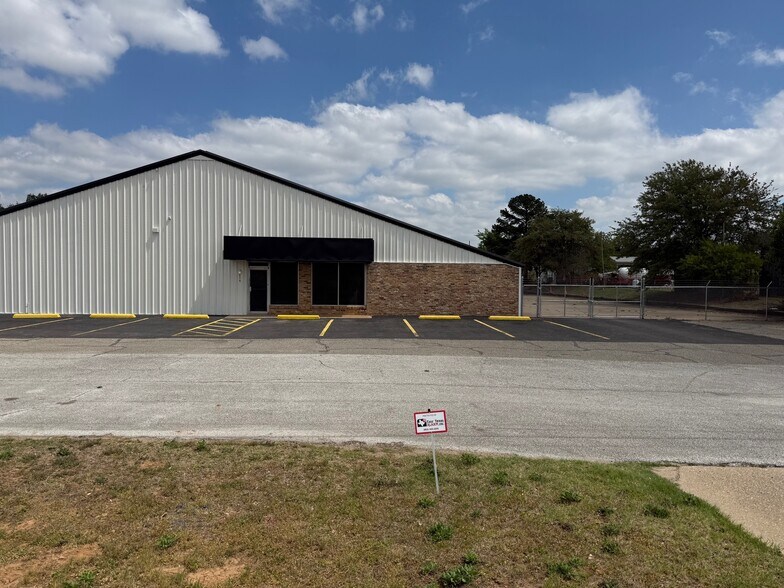 Primary Photo Of 914 S Southwest Loop 323, Tyler Industrial For Sale