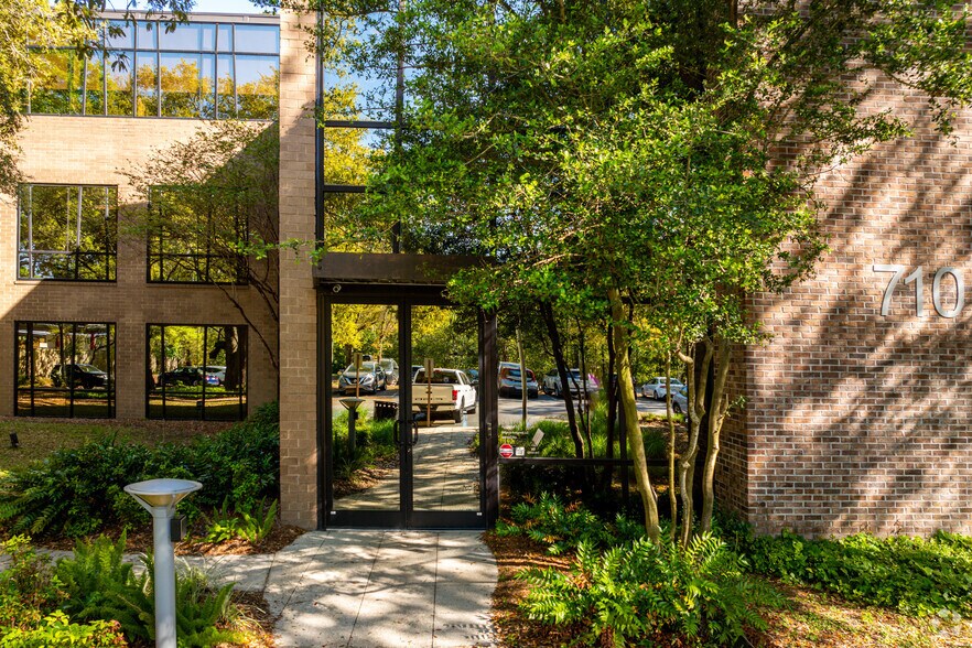 More Photos Of 710 Johnnie Dodds Blvd, Mount Pleasant Office For Sale