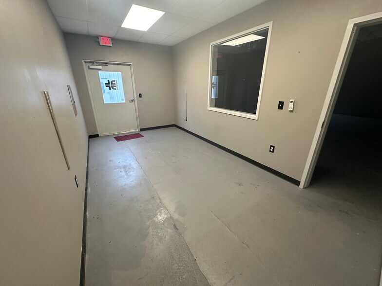 More Photos Of 1706 Dungan Ln, Austin Unknown For Lease
