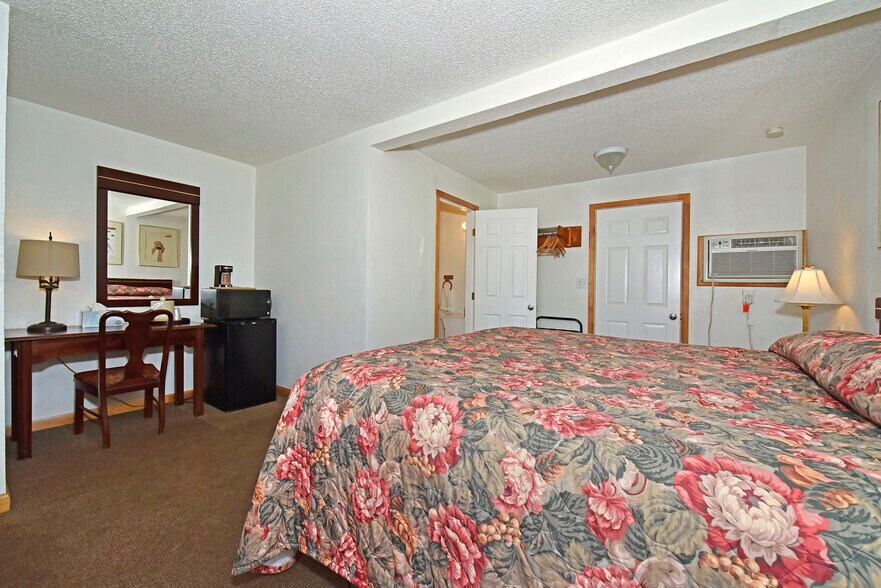 More Photos Of 54 Manitou Ave, Manitou Springs Hotel For Sale