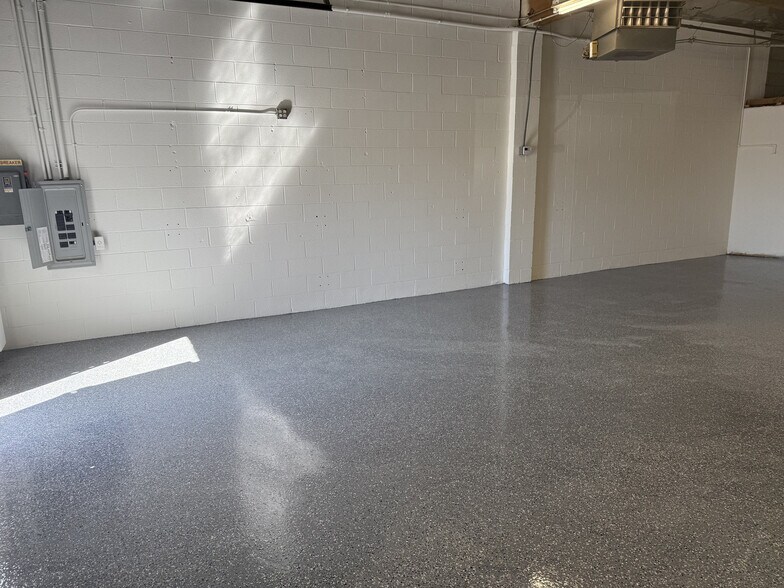 More Photos Of 12712 Saticoy St, North Hollywood Light Distribution For Lease