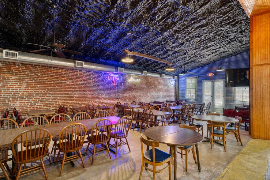 More Photos Of 514-520 N Railroad St, Burton Restaurant For Lease