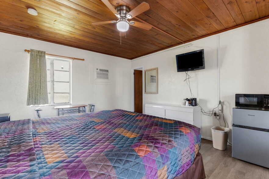 More Photos Of 340 Tamiami Trl S, Venice Hotel For Sale