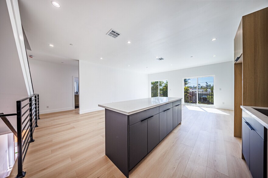 More Photos Of 1330 S Longwood Ave, Los Angeles Apartments For Sale