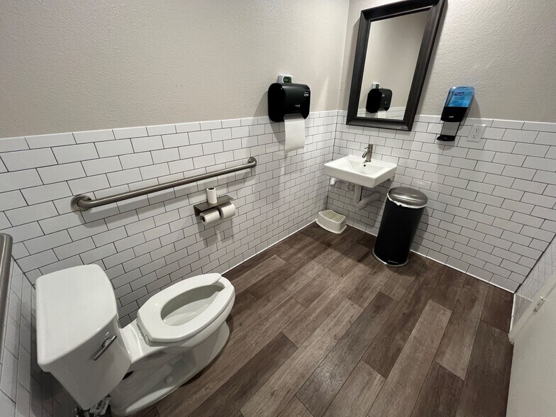 More Photos Of 615 W Harwood Rd, Hurst Medical For Sale