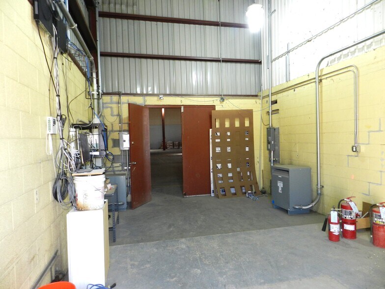 More Photos Of 2520 N River Rd, Olathe Warehouse For Sale