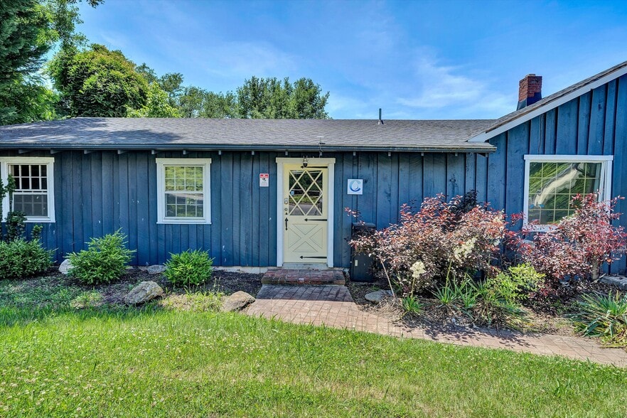 More Photos Of 2302 Winthrop Ave SW, Roanoke Office For Sale