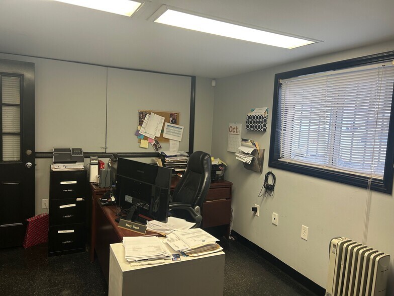 More Photos Of 925 Ulrich Ave, Louisville Warehouse For Lease