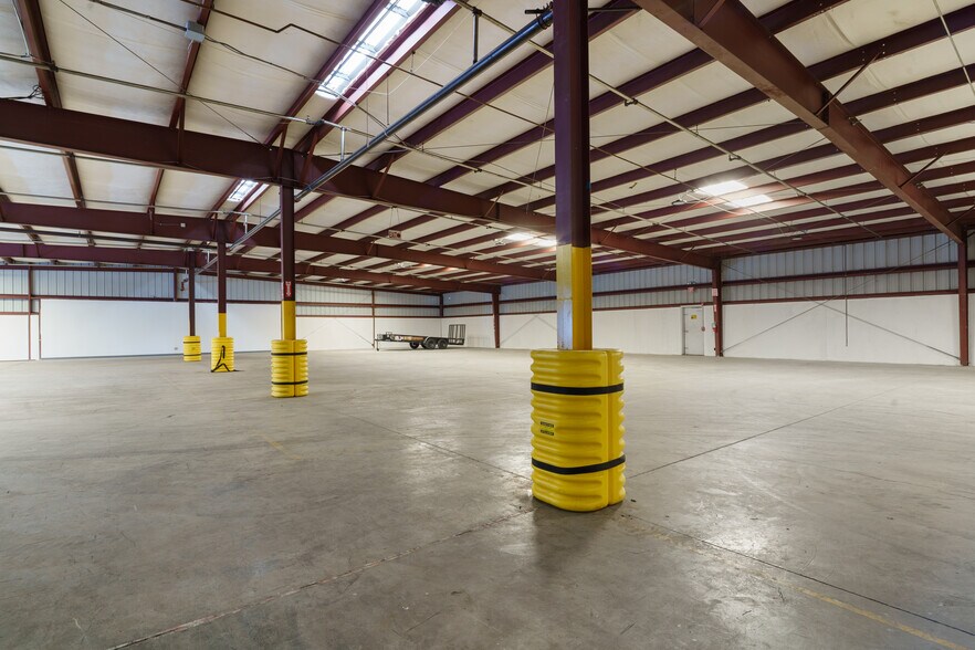More Photos Of 6801 McDivitt Dr, Bakersfield Warehouse For Lease