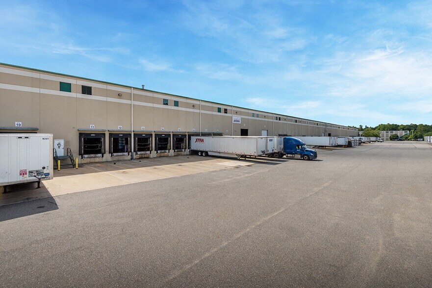 More Photos Of 11800-11900 N Lakeridge Pky, Ashland Distribution For Lease