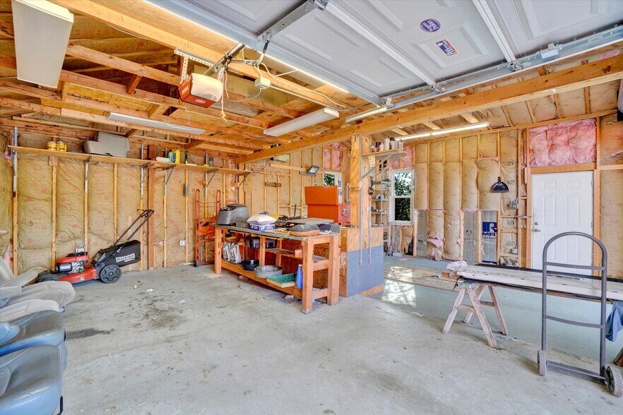 More Photos Of 321 Dewey St, York Distribution For Sale