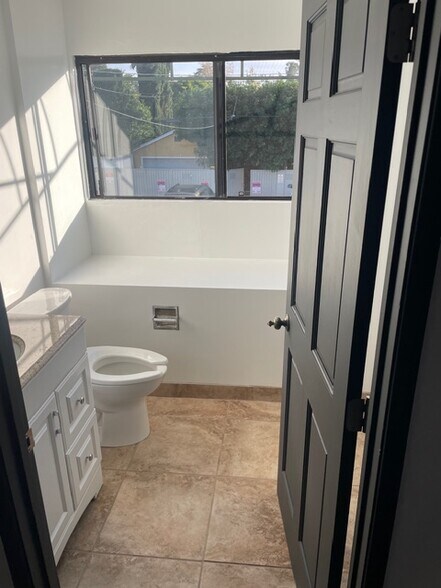 More Photos Of 22110 Ventura Blvd, Woodland Hills Storefront For Lease