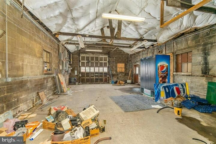 More Photos Of 122 Beech St, Carlisle Light Distribution For Lease