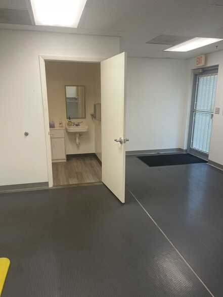 More Photos Of 5401 N Haverhill Rd, West Palm Beach Warehouse For Lease