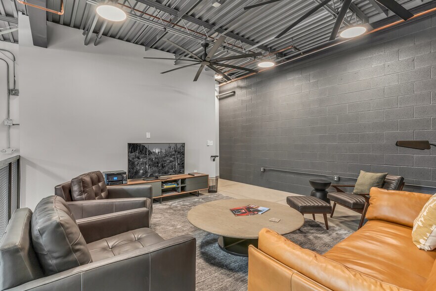 More Photos Of 15032 N 74th St, Scottsdale Showroom For Sale