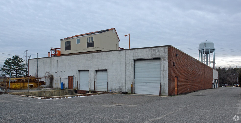 More Photos Of 163 Bridge Rd, Islandia Warehouse For Lease