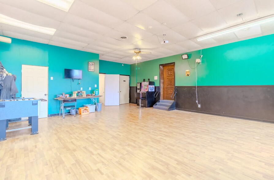 More Photos Of 212 S 4th St, Jeannette General Retail For Lease