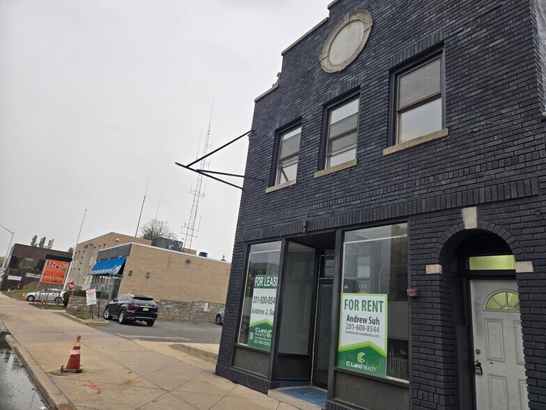 More Photos Of 508 Broad Ave, Ridgefield Storefront Retail Residential For Lease