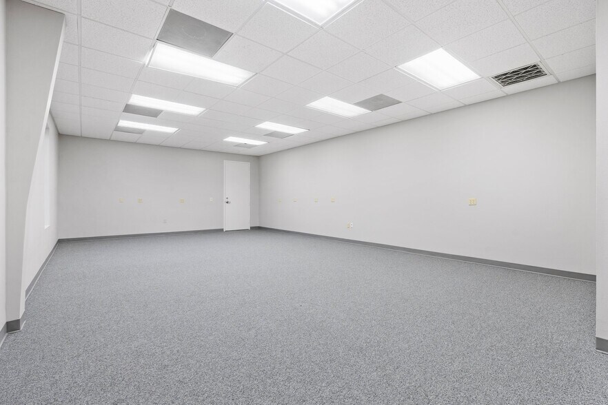 More Photos Of 3607 N Loop 336, Conroe Light Manufacturing For Lease