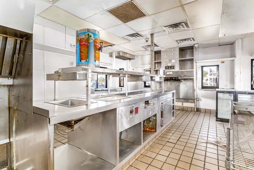 More Photos Of 3200 N Pace Blvd, Pensacola General Retail For Sale