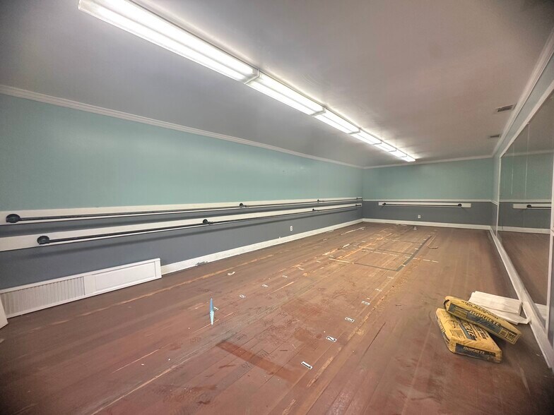 More Photos Of 2212 Lincoln St, Savannah Flex For Lease