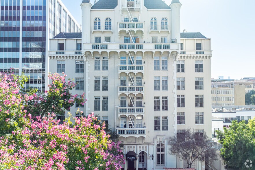 More Photos Of 682 Irolo St, Los Angeles Apartments For Sale